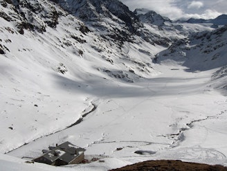 Ambergerhutte_2135_m_and_Sulztal_in_winter._Looking_South_to_the_Daunjoch_mountain_ridge_-_panoramio.jpg